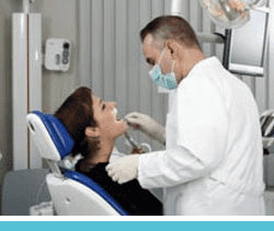 Clínica Dental Zona Vella dentista atendiendo a mujer